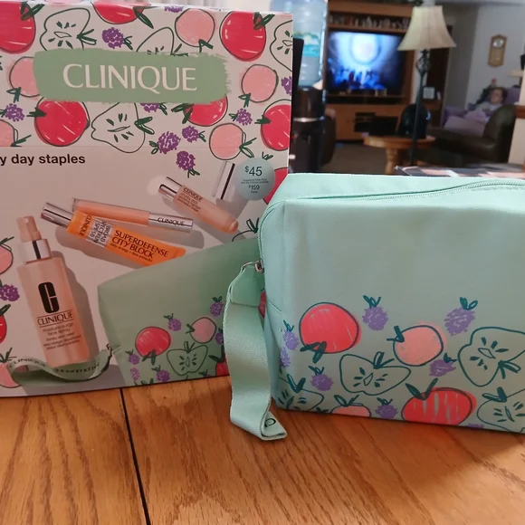 Full Size Products! Clinique Skincare Essentials Kit New In Box With Make-up Bag - Picture 2 of 6